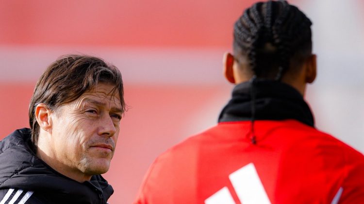 Matías Almeyda hablando con Sow durante un entrenamiento del Sevilla. | Imagen: perfil de X @SevillaFC.