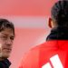 Matías Almeyda hablando con Sow durante un entrenamiento del Sevilla. | Imagen: perfil de X @SevillaFC.