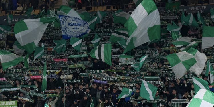 Aficionados del Real Betis animando a su equipo en La Cartuja. | Imagen: perfil de X @RealBetis.