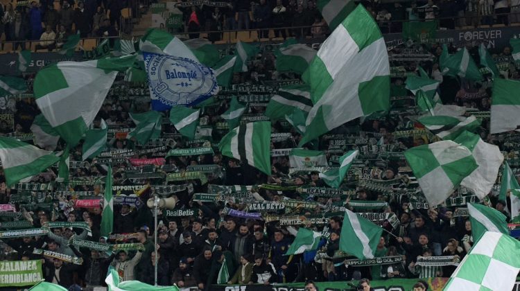 Aficionados del Real Betis animando a su equipo en La Cartuja. | Imagen: perfil de X @RealBetis.