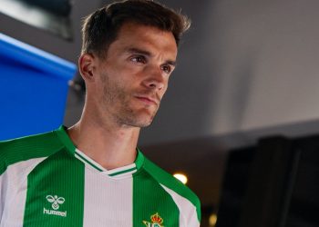 Diego Llorente posando con la camiseta del Betis. | Imagen: perfil de X @diego_2llorente.