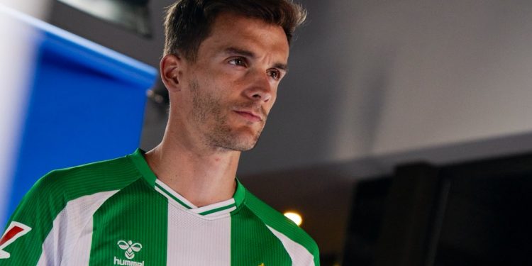 Diego Llorente posando con la camiseta del Betis. | Imagen: perfil de X @diego_2llorente.
