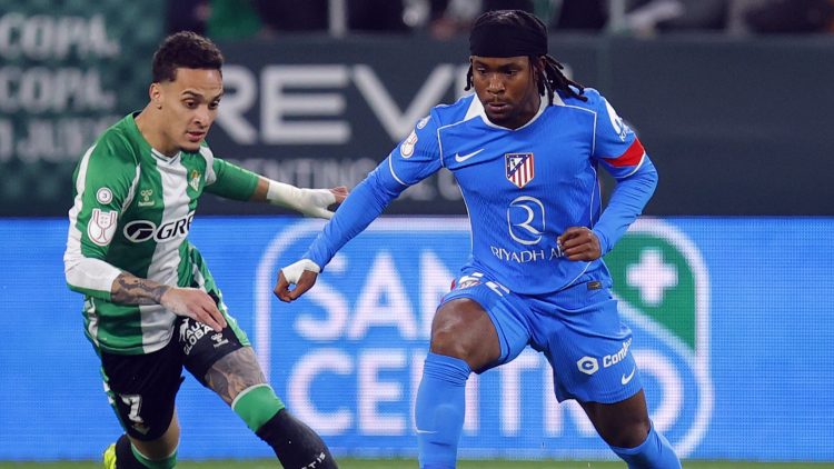 Betis - Atlético de Madrid: Antony defiende a Lookman en una jugada de la primera mitad | Imagen: ATM