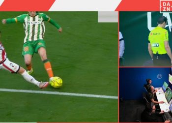 Revisión VAR de una jugada que tuvo lugar en el Betis - Rayo Vallecano. | Imagen: X.