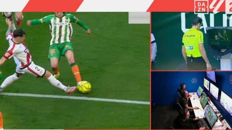 Revisión VAR de una jugada que tuvo lugar en el Betis - Rayo Vallecano. | Imagen: X.