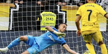 Vlachodimos parando el penalti lanzado por Stuani. | Imagen: perfil de X @SevillaFC.