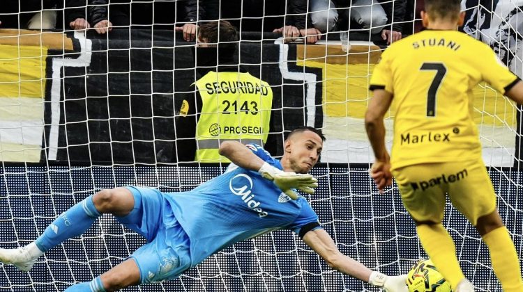 Vlachodimos parando el penalti lanzado por Stuani. | Imagen: perfil de X @SevillaFC.