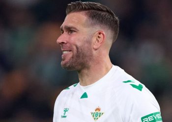 Adrián San Miguel disputando un partido con el Real Betis. | Imagen: X.