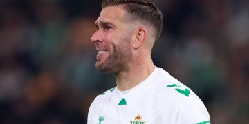 Adrián San Miguel disputando un partido con el Real Betis. | Imagen: X.