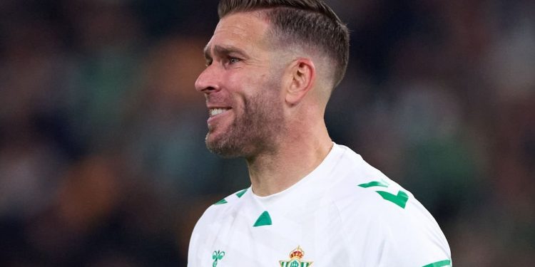 Adrián San Miguel disputando un partido con el Real Betis. | Imagen: X.