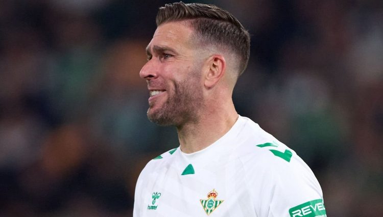 Adrián San Miguel disputando un partido con el Real Betis. | Imagen: X.