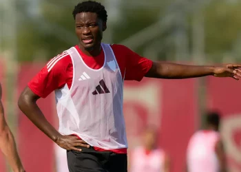Agoumé realizando un ejercicio durante un entrenamiento con el Sevilla. | Imagen: página web Sevilla FC.