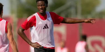 Agoumé realizando un ejercicio durante un entrenamiento con el Sevilla. | Imagen: página web Sevilla FC.