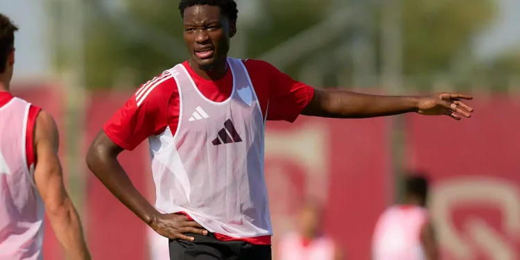 Agoumé realizando un ejercicio durante un entrenamiento con el Sevilla. | Imagen: página web Sevilla FC.