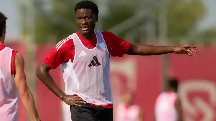 Agoumé realizando un ejercicio durante un entrenamiento con el Sevilla. | Imagen: página web Sevilla FC.