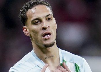 Antony señalando su tatuaje durante el Atlético de Madrid - Betis. | Imagen: X.