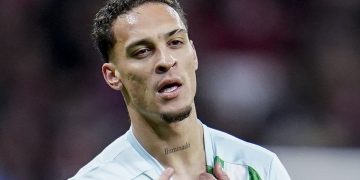 Antony señalando su tatuaje durante el Atlético de Madrid - Betis. | Imagen: X.