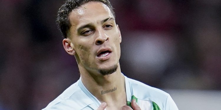 Antony señalando su tatuaje durante el Atlético de Madrid - Betis. | Imagen: X.