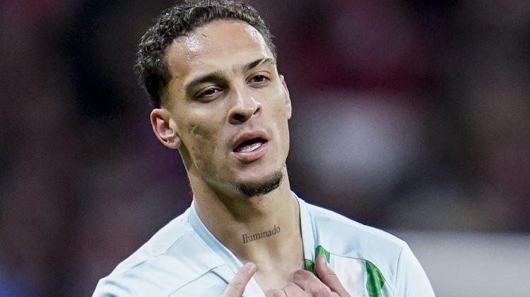 Antony señalando su tatuaje durante el Atlético de Madrid - Betis. | Imagen: X.