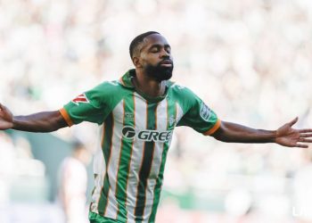 Cédric Bakambu celebra su gol al Rayo Vallecano que supuso el 1-0