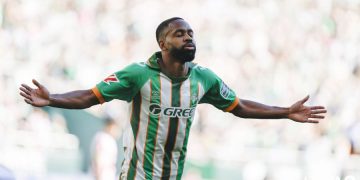 Cédric Bakambu celebra su gol al Rayo Vallecano que supuso el 1-0