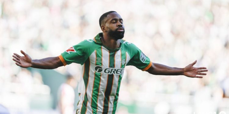 Cédric Bakambu celebra su gol al Rayo Vallecano que supuso el 1-0
