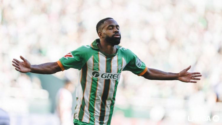 Cédric Bakambu celebra su gol al Rayo Vallecano que supuso el 1-0