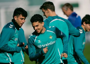 Jugadores del Betis realizando un ejercicio durante una sesión de entrenamiento. | Imagen: perfil de X @RealBetis.