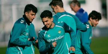 Jugadores del Betis realizando un ejercicio durante una sesión de entrenamiento. | Imagen: perfil de X @RealBetis.