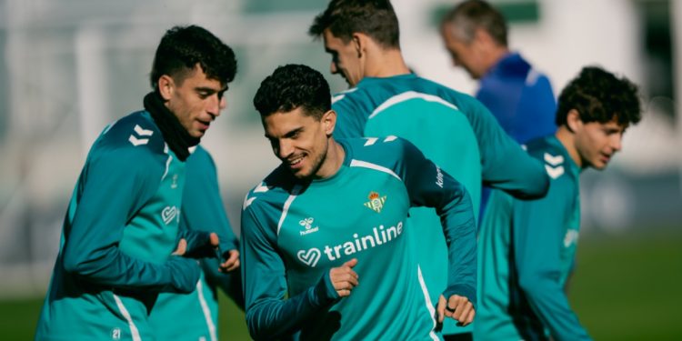 Jugadores del Betis realizando un ejercicio durante una sesión de entrenamiento. | Imagen: perfil de X @RealBetis.