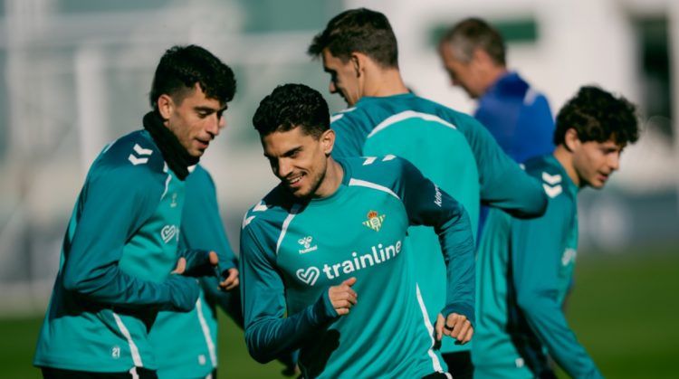 Jugadores del Betis realizando un ejercicio durante una sesión de entrenamiento. | Imagen: perfil de X @RealBetis.