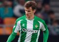 Diego Llorente disputando un partido con el Betis. | Imagen: perfil de X @diego_2llorente.