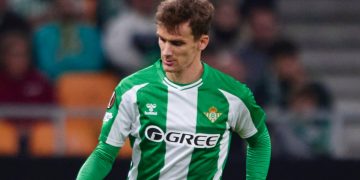 Diego Llorente disputando un partido con el Betis. | Imagen: perfil de X @diego_2llorente.