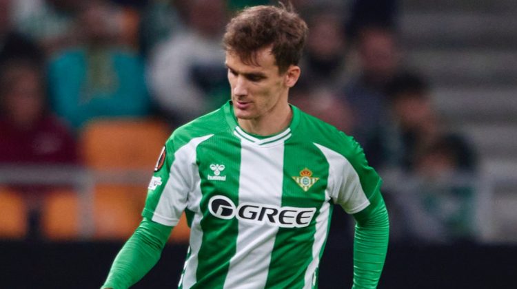 Diego Llorente disputando un partido con el Betis. | Imagen: perfil de X @diego_2llorente.