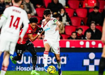 Juanlu Sánchez disputando el balón durante el Mallorca - Sevilla. | Imagen: perfil de X @SevillaFC.