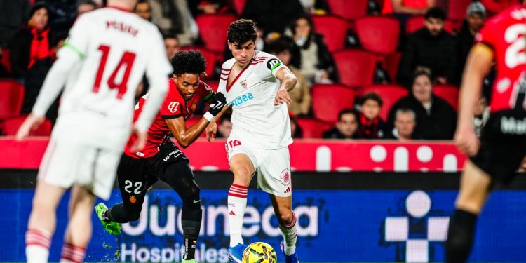 Juanlu Sánchez disputando el balón durante el Mallorca - Sevilla. | Imagen: perfil de X @SevillaFC.