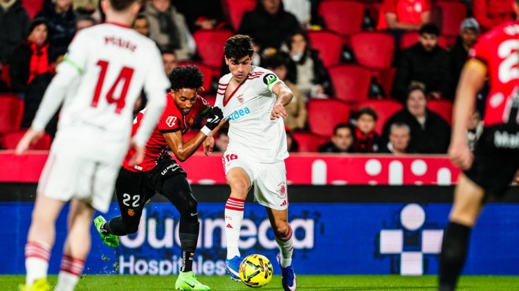 Juanlu Sánchez disputando el balón durante el Mallorca - Sevilla. | Imagen: perfil de X @SevillaFC.