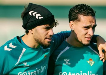 Abde y Antony abrazándose en un entrenamiento del Betis. | Imagen: perfil de X @RealBetis.