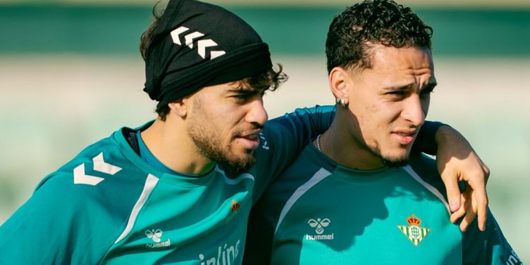 Abde y Antony abrazándose en un entrenamiento del Betis. | Imagen: perfil de X @RealBetis.