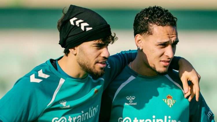 Abde y Antony abrazándose en un entrenamiento del Betis. | Imagen: perfil de X @RealBetis.