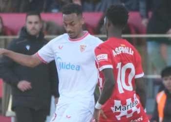 Sow disputando el balón durante el Sevilla - Girona. | Imagen: perfil de X @SevillaFC.