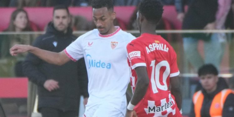 Sow disputando el balón durante el Sevilla - Girona. | Imagen: perfil de X @SevillaFC.