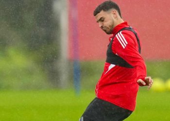 Isaac Romero realizando un ejercicio durante un entrenamiento del Sevilla. | Imagen: perfil de X @SevillaFC.