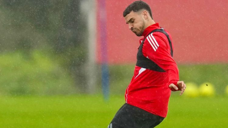 Isaac Romero realizando un ejercicio durante un entrenamiento del Sevilla. | Imagen: perfil de X @SevillaFC.