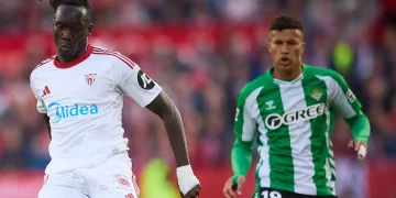Deossa y Mendy disputando el derbi Sevilla - Betis. | Página web Sevilla FC.