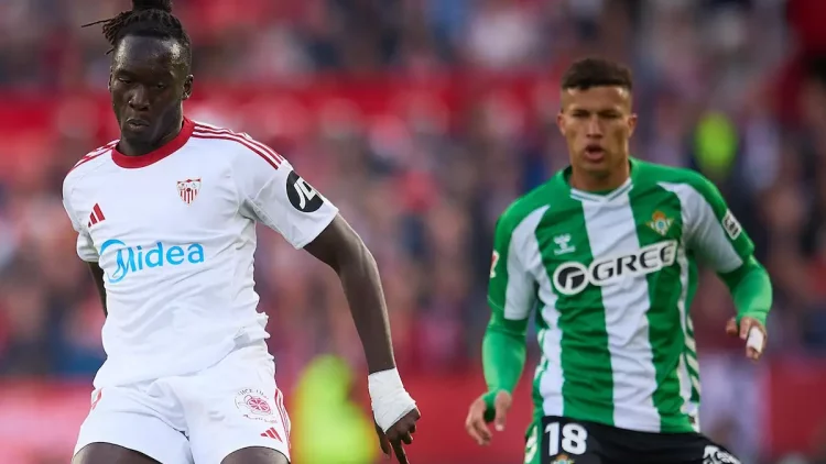 Deossa y Mendy disputando el derbi Sevilla - Betis. | Página web Sevilla FC.