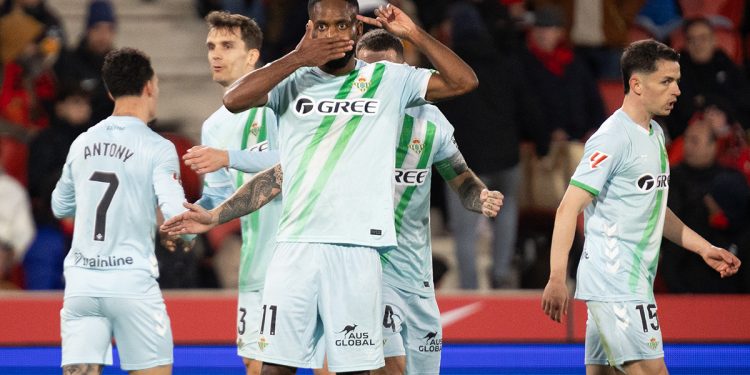 Bakambu celebrando un gol anotado con el Betis. | Imagen: perfil de X @RealBetis.
