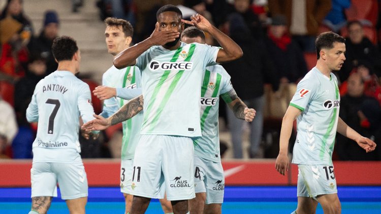 Bakambu celebrando un gol anotado con el Betis. | Imagen: perfil de X @RealBetis.