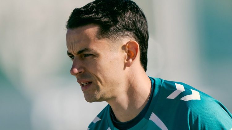 Fidalgo realizando un ejercicio en un entrenamiento del Betis. | Imagen: perfil de X @RealBetis.