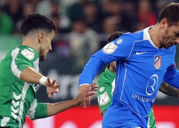 Marc Bartra disputando el balón con Griezmann en el Betis - Atlético de Madrid. | Imagen: perfil de X @Atleti.